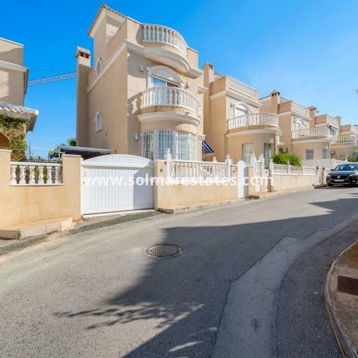 Detached Villa - Resale - Los Altos - Villas del Duque