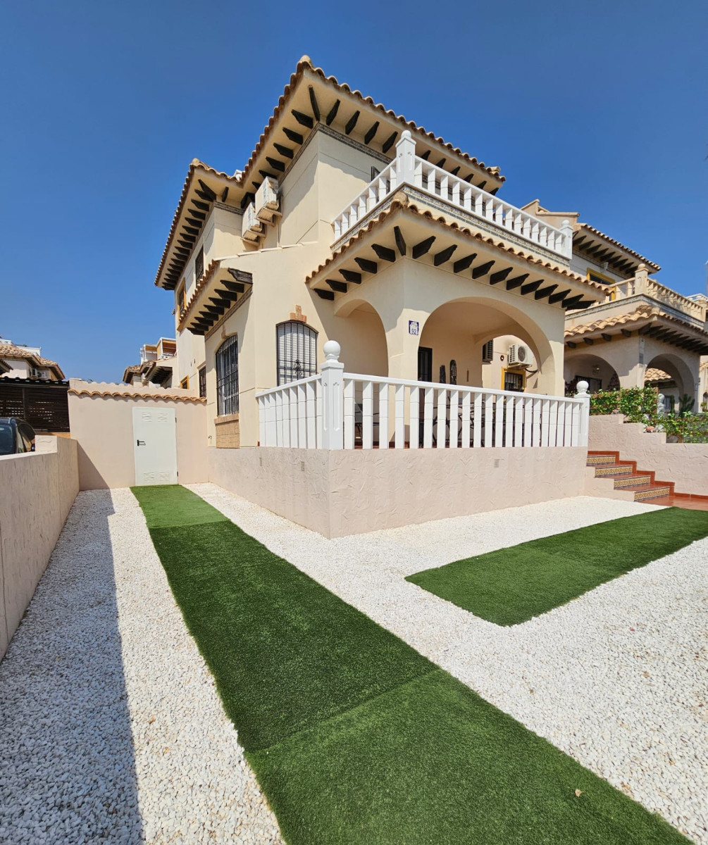 Villa in La Zenia - view 1